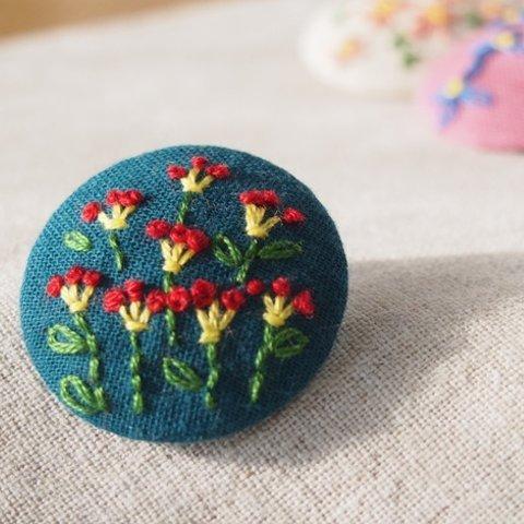 刺繍ブローチ（フォレストグリーン）赤いおしべ