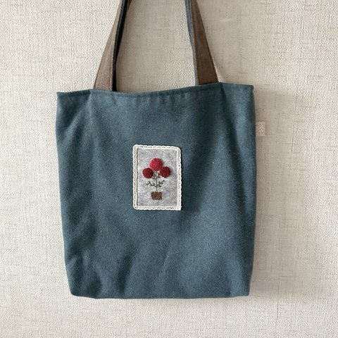 赤いまんまるお花の刺繍の柔らかトートバッグ