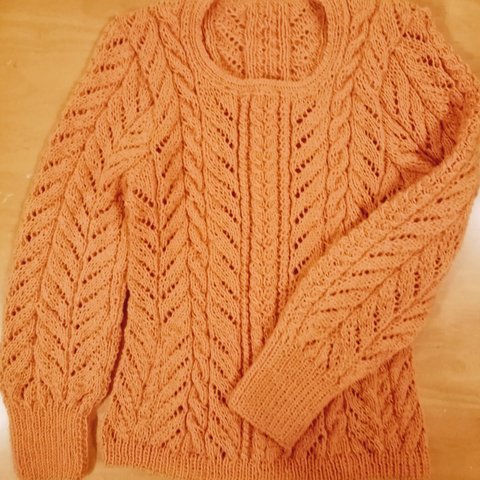 国産メリノウール100% ライトウォームキャメル色の模様編みセーター