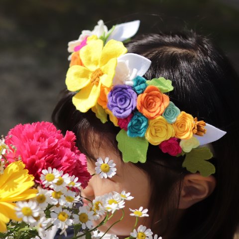 フェルトフラワーカチューシャ　カラフル　パッションカラー　花冠　女の子　ヘアバンド　ヘッドパーツ　ヘッドドレス　お誕生日　お祝い　撮影　などにおすすめ