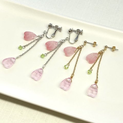 サクラの花びら舞い散るピアス