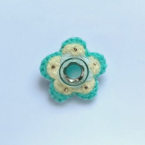 雪どけボタン花ブローチ<ボタン×羊毛フェルト>-melting snow brooch