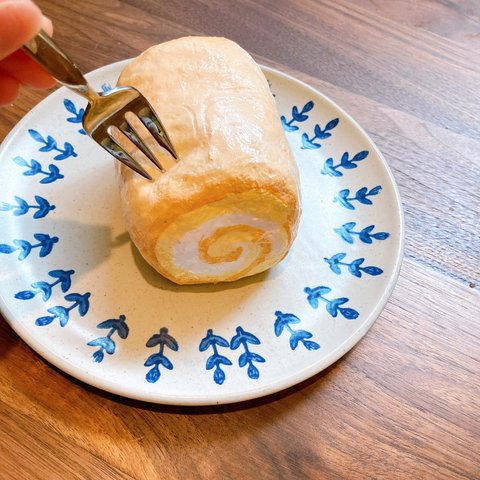 ロールケーキ　スクイーズ  フェイクスイーツ