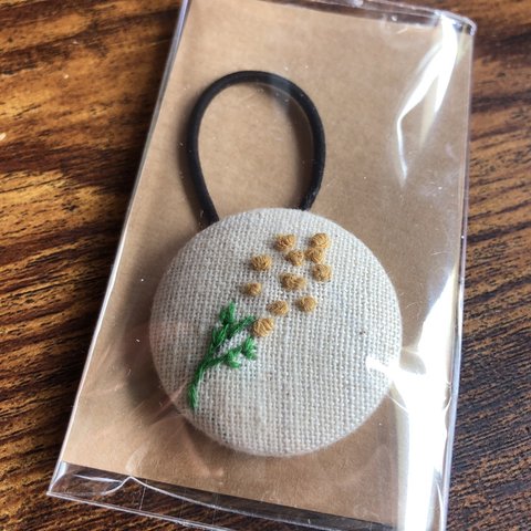 くるみボタン　刺繍　ミモザ