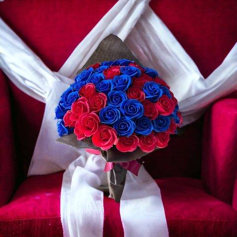 ⑬ 新色「サヴォンローズ」 100本　花束　レッド&ブルー　バラ　薔薇