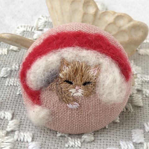 「サンタさんの帽子と猫」刺繍ブローチ