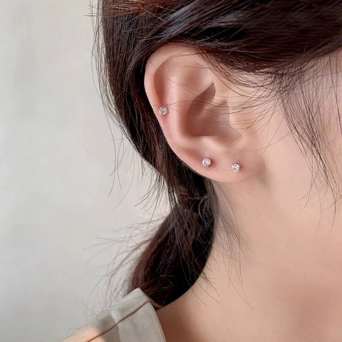 ミニピアス /ノンホールピアス　ゴールド　３ｍｍ　一粒ダイヤ　ストーン　シンプル　小ぶり　小さい　　新作　可愛い　セカンドピアス