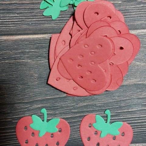 【送料無料】ダイカット🍓ハートいちご🍓30枚＊アルバム作成などに