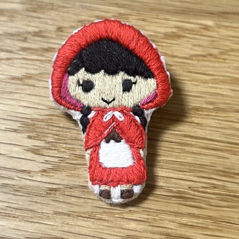 刺繍ブローチ【赤ずきん】