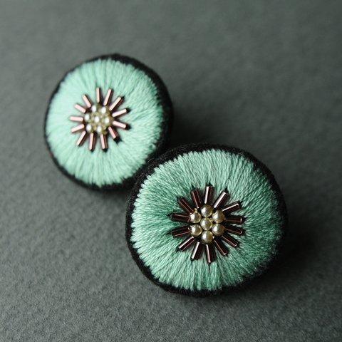 ＜Stella " Sis " ～遊び好きの星～＞刺繍イヤリング◎レトログリーン★アレルギー対応変更可能