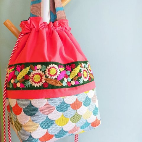 《ラスト１点のみ》コーラルピンクと刺繍リボン　corocoroきんちゃく　春を彩るバッグ