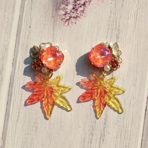 紅葉のイヤリング・ピアス