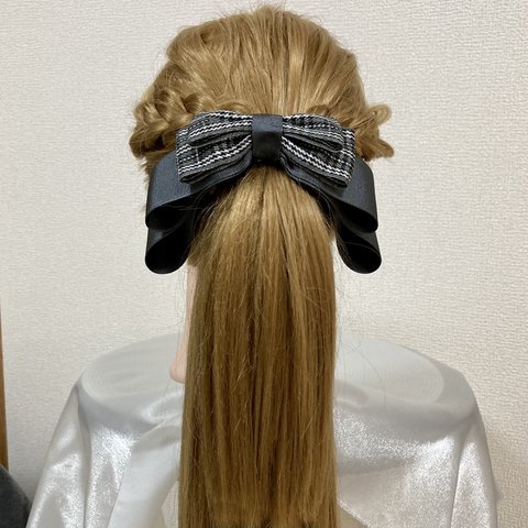 チェック柄の大人可愛い大きな揺れるヘアリボンポニーフック　チャコールグレー