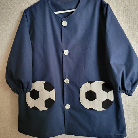 80～150size サッカーボールポケット ネイビー 前ボタン 長袖スモック