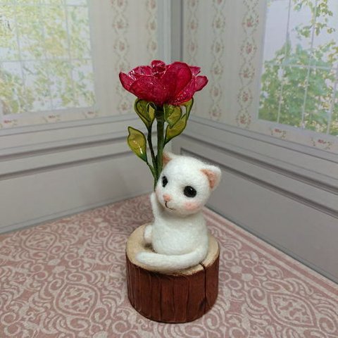 猫56◎白猫とバラの花◎羊毛フェルト ネコ 赤い薔薇 アメリカンフラワー 猫雑貨 置物 飾り