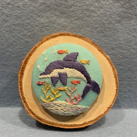 3.8㌢くるみボタン刺繍　ヘアゴムorブローチ　仲良しイルカとお魚の海底散歩