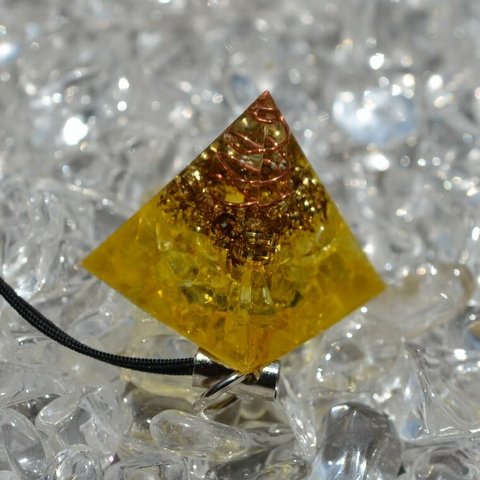 オルゴナイト （2.0cmピラミッド型）【水晶】イエロー