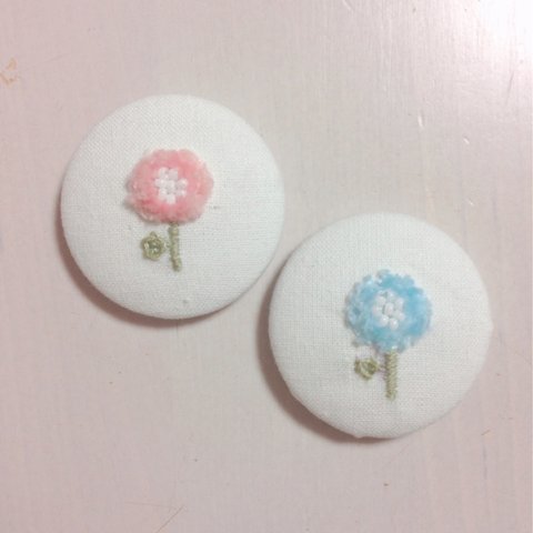 モコモコの小さなお花のブローチa