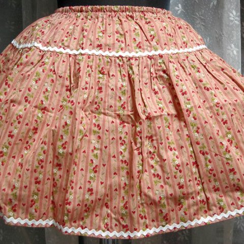 ストライプイチゴのティアードスカート　ベージュピンク