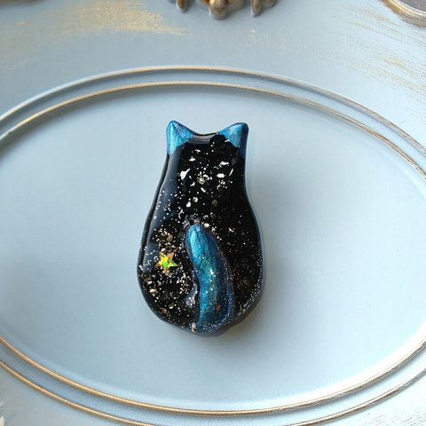 粘土の黒猫のブローチ