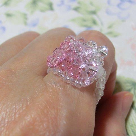 ピンク色のほのかなグラデーション…スクエアリング　スワロフスキー　ビーズ　指輪