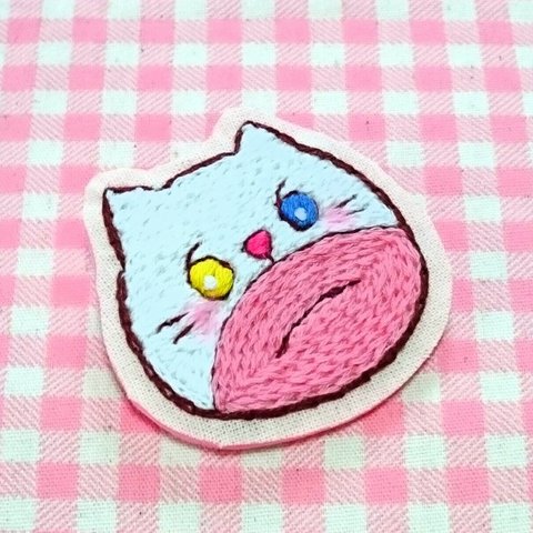 【オッドアイねこちゃん】▼刺繍ワッペンブローチ▼