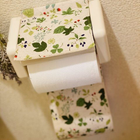 小さなイチゴと木の実柄☆トイレットペーパーホルダー♫