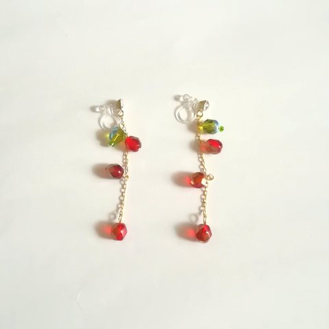 深まる秋の赤い実イヤリング / ピアス   juicy berry earrings / piercings
