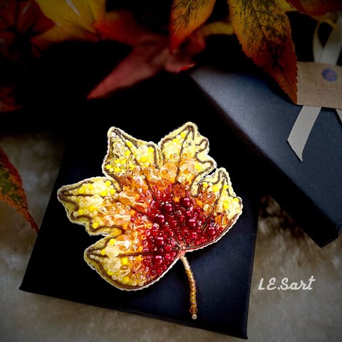 キラキラ秋の葉っぱ✳︎もみじ✳︎紅葉✳︎ビーズ刺繍ブローチ