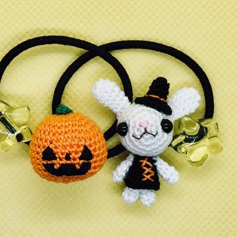 魔女うさぎとハロウィンかぼちゃの編みぐるみヘアゴム