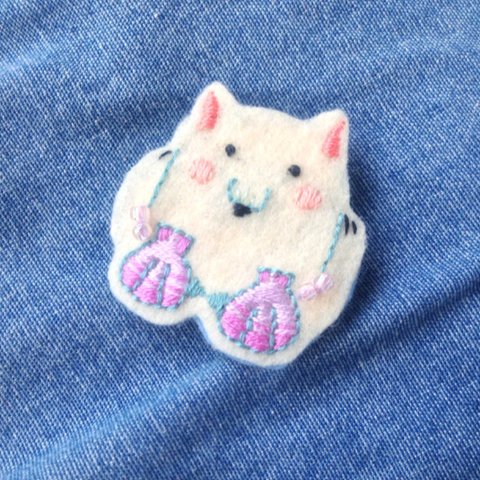 うっふんしろくま刺繍ブローチ