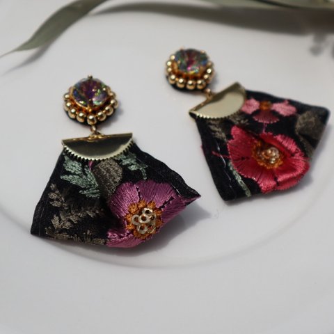 ビジュー　刺繍リボンピアス　イヤリング