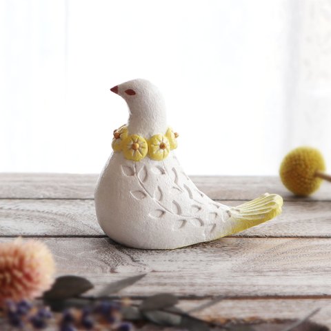 陶置物 幸せ運ぶ白い鳥 アンティーク風仕上げ   パステルレモン首輪  