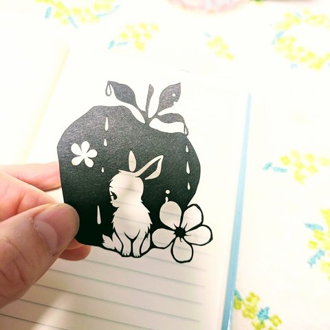 切り絵　うさぎ　しおり　りんご