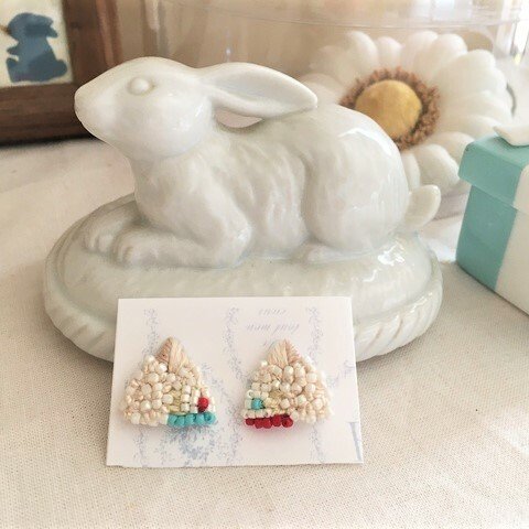 結晶のかけらピアス*刺繍ビーズ*真珠色*サンゴ色*ターコイズ*ご購入前にお知らせくださいませ。