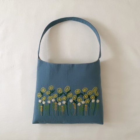 【ハンドバッグ】草花手刺繍･綿麻ハンドバッグ･ニュアンスブルー色【くが屋】