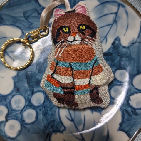 （送料無料）手刺繍　服を着た猫のキーホルダー