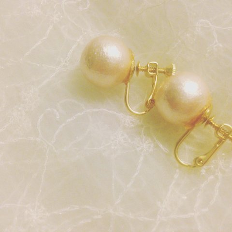 cotton pearl earring