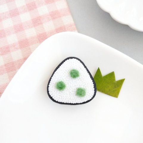 豆ごはんおにぎりの刺繍ブローチ 