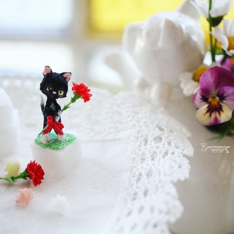 お砂糖の黒猫ちゃん(カーネーションをプレゼント)