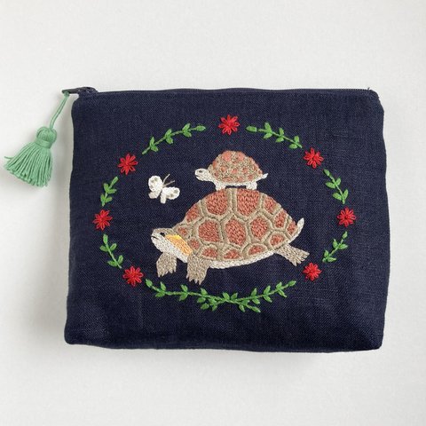 カメ親子の道案内　刺繍　ポーチ　リクガメ　動物　植物　(ネイビー×ブラウン M)