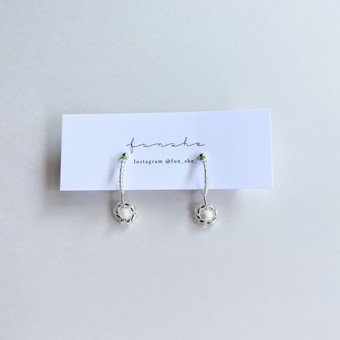 Tiny flower earrings (snow)