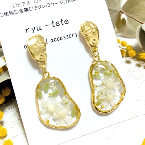 新作✨合わせやすい✨白いお花のユラユラピアス💕