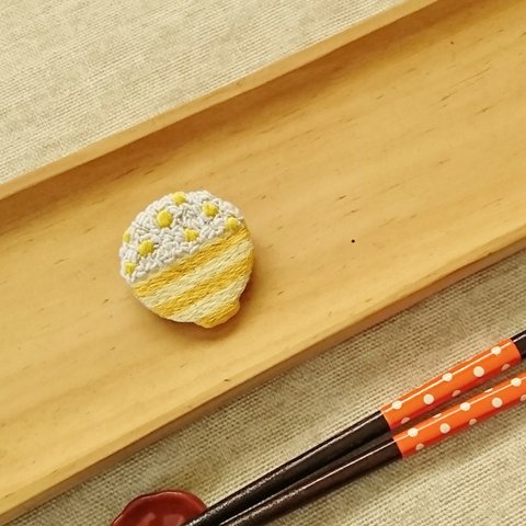 手刺繍 ごはんブローチ 【栗ごはん】