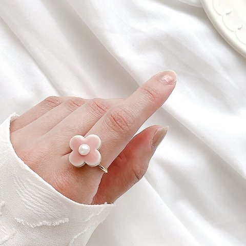 陶器小花とパールのリング　フリーサイズ　ステンレス製指輪　スカーフリング