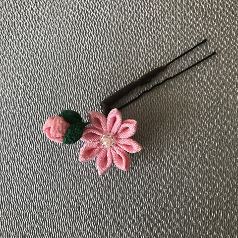 つまみ細工で作ったUピンの髪飾り　ピンクのお花と蕾