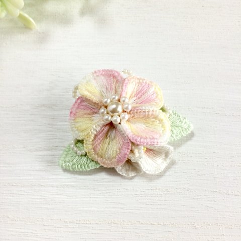 お花と花びらの刺繍ブローチ ピンクイエロー