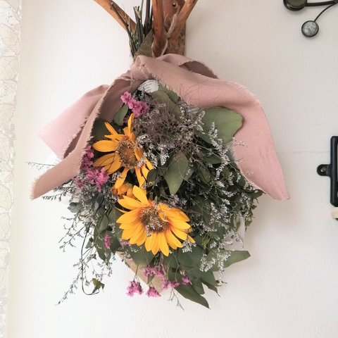 くずれないから夏中可愛い！ひまわりとユーカリいっぱいのドライフラワースワッグ　花束　サイズL　プレゼント　壁飾り