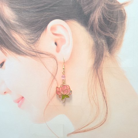 蓮の花のピアス・ピンク系・ハンドメイド・レジン・ピアス・蓮の花・和ティスト