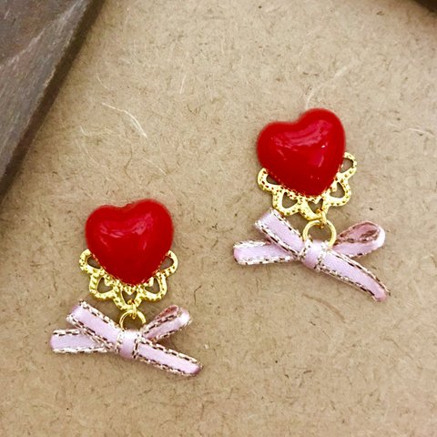 真っ赤なハート♡とリボン      ピアス／ イヤリング